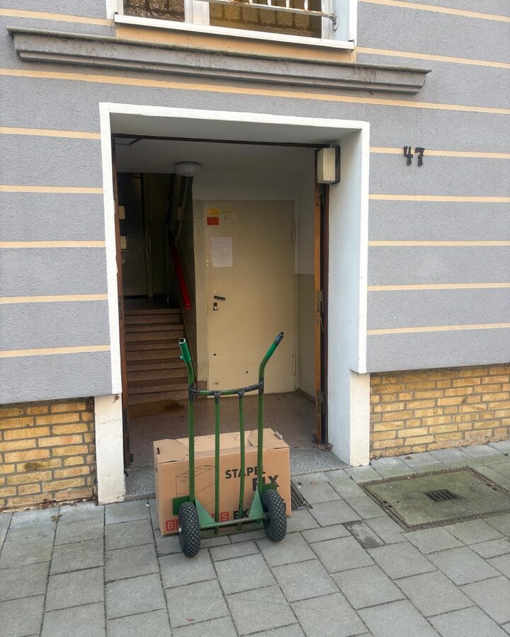 Maestre Sackkarre mit Umzugskarton vor einem Hauseingang