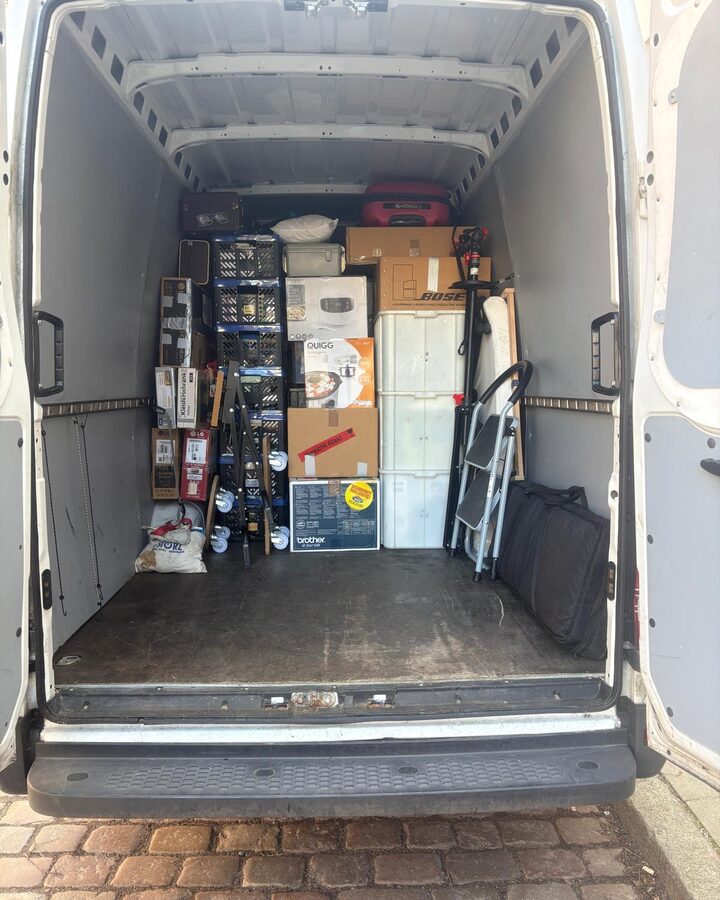 Voll beladener Maestre Transporter von hinten